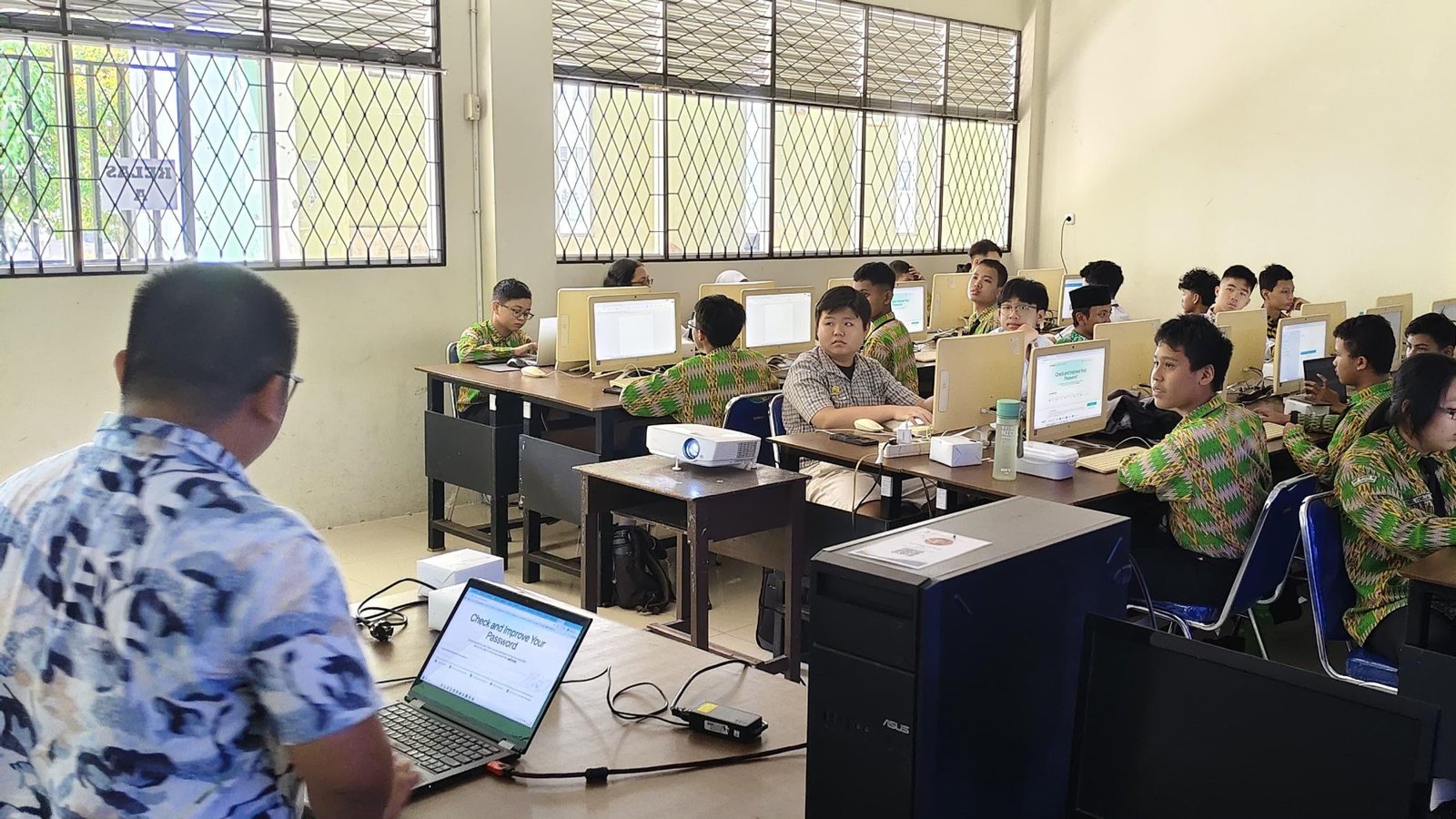Para siswa saat mengikuti pelatihan Thematic Academy tentang Basic Cyber Security. Foto: HO/Faktakalbar.id