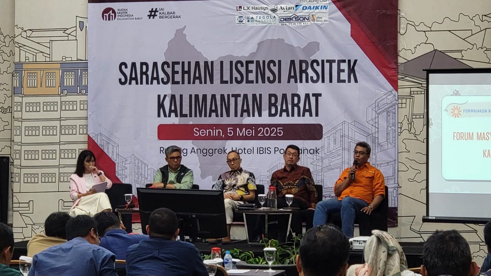 Suasana Sarasehan Lisensi Arsitek yang diadakan oleh IAI Kalimantan Barat di Hotel Ibis Pontianak, memperkuat kolaborasi antar pemangku kepentingan untuk perkembangan profesi arsitek lokal. Foto: HO/Faktakalbar.id