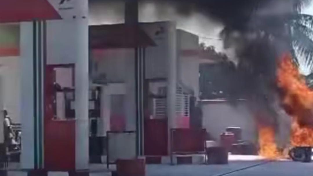 Kebakaran sepeda motor di SPBU Sukabangun, Rabu (7/5), picu dugaan kuat adanya penyalahgunaan BBM subsidi. (Dok. Ist)