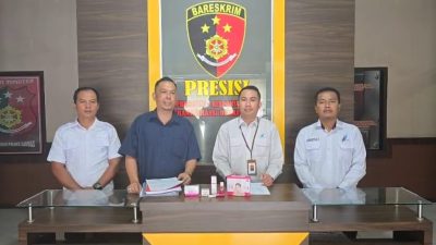Petugas Polres Sambas menunjukkan barang bukti kosmetik ilegal yang diselundupkan dari Malaysia, mengandung zat berbahaya. Foto: HO/Faktakalbar.id