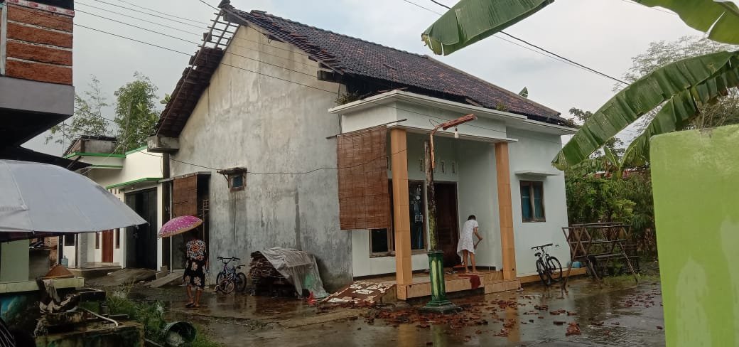 Angin kencang menerjang permukiman warga di Kabupaten Kudus, Provinsi Jawa Tengah, pada Selasa (6/5). Sumber Foto: BPBD Kabupaten Kudus