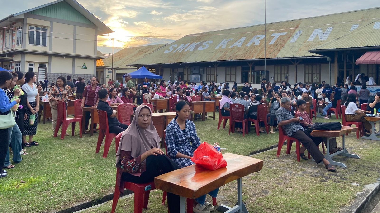 Siswa SMK Swasta Kartini Sintang menampilkan karya busana hasil rancangan mereka dalam Pameran 5G Event yang digelar di halaman sekolah, Selasa (6/5/2025). Foto: HO/Faktakalbar.id