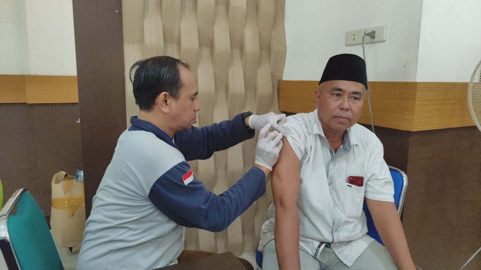 calon jemaah haji asal Sambas menerima suntikan vaksin polio dari petugas kesehatan di Kantor Dinas Kesehatan Kabupaten Sambas, Selasa (6/5/2025). Foto: HO/Faktakalbar.id