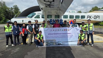 Tim Operasi Modifikasi Cuaca wilayah Riau di depan armada penerbangan usai penutupan OMC tahap I pada Rabu (7/5). Foto: HO/Faktakalbar.id
