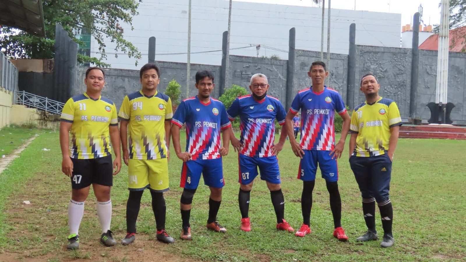 Mendiang Muhammad Idham (kedua dari kanan), salah seorang yang berjasa mendirikan PS Pemkot Pontianak. (Dok. Ist)