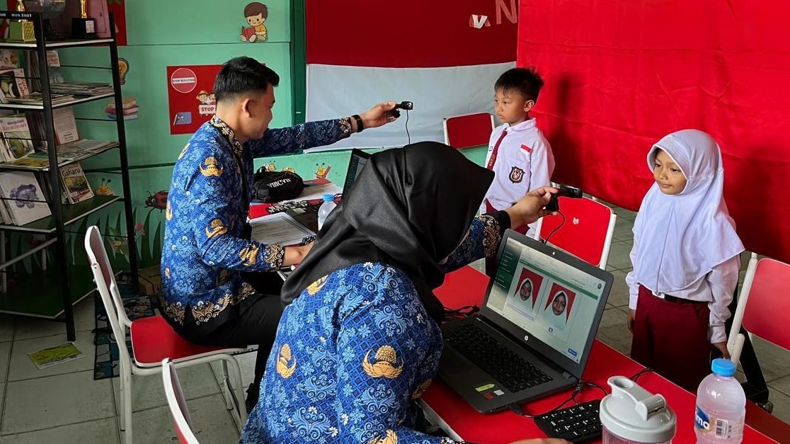 Petugas Dukcapil Pontianak tengah merekam data siswa untuk pengurusan KIA. Foto: HO/Faktakalbar.id