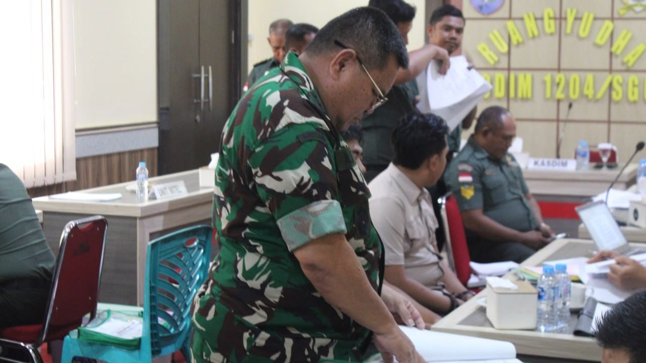 Tim Wasrik Post Audit Itdam XII/Tanjungpura saat melaksanakan pemeriksaan program kerja dan anggaran TA 2025 di Kodim 1204/Sanggau, Kamis (8/5/2025). Foto: HO/Faktakalbar.id