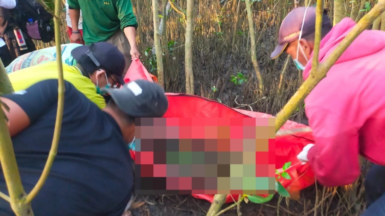 Petugas mengevakuasi jasad korban tenggelam speedboat di Perairan Padang Tikar yang ditemukan di tepi pantai Desa Sungai Jawi, Kecamatan Batu Ampar, Rabu (7/5/2025). Foto: HO/Faktakalbar.id