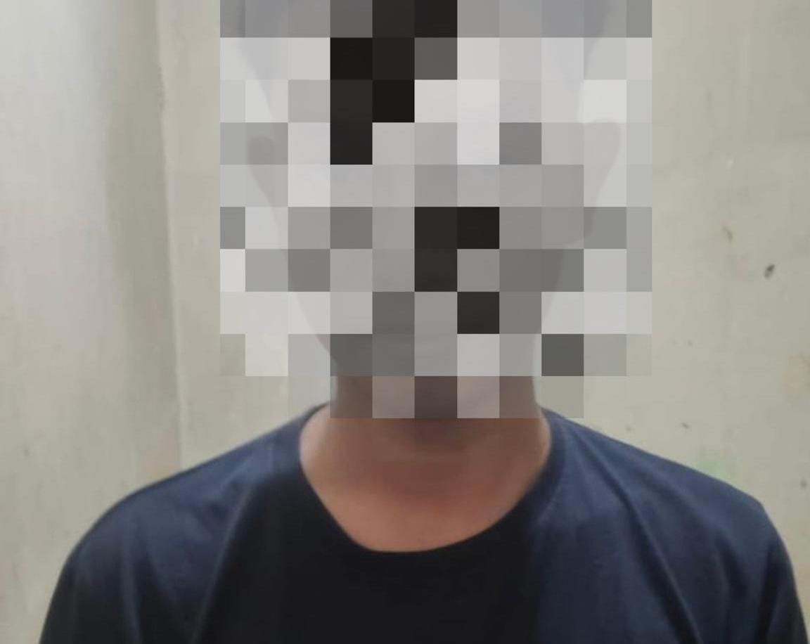 Potret R seorang pemuda berusia 22 tahun, yang diamankan oleh aparat kepolisian setelah diduga melakukan percobaan tindakan asusila terhadap seorang gadis remaja. Foto: HO/Faktakalbar.id