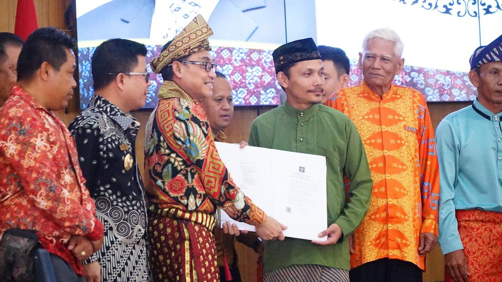 Penyerahan Akta Notaris Pembentukan Koperasi Merah Putih secara Simbolis oleh Penyerahan Akta Notaris Pembentukan Koperasi Merah Putih secara Simbolis didampingi Bupati Sambas Satono. Foto: HO/Faktakalbar.id