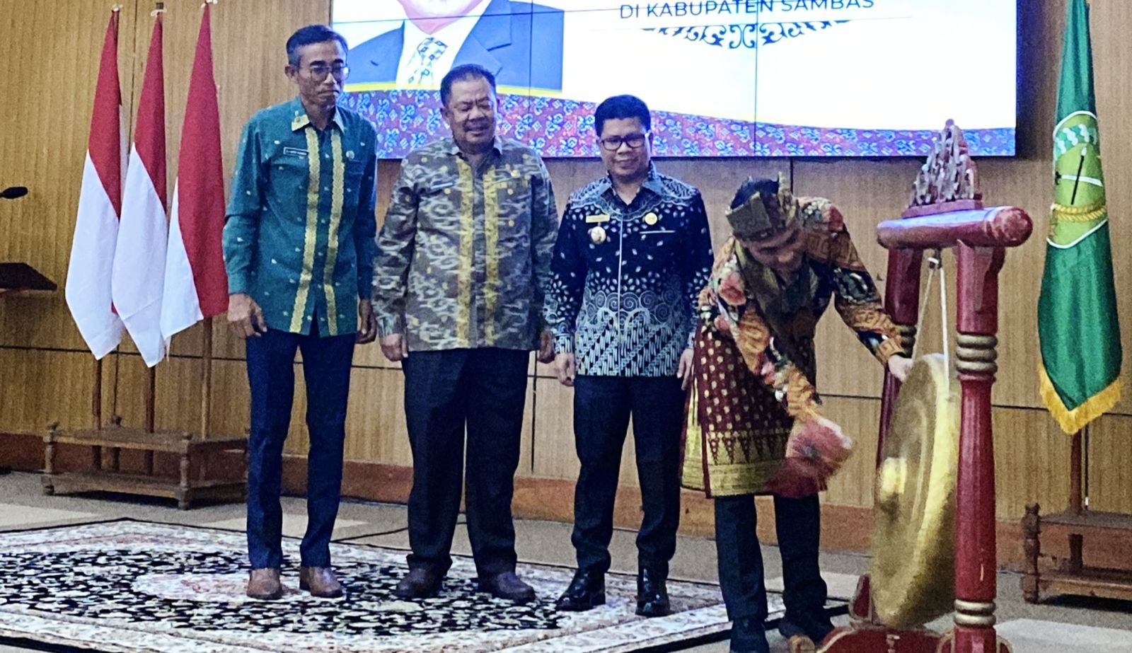Direktur Utama LPDB, Supomo, mewakili Wakil Menteri Koperasi dan UKM, Ferry Juliantono, dalam acara peluncuran Koperasi Desa Merah Putih di Sambas. Foto: HO/Faktakalbar.id