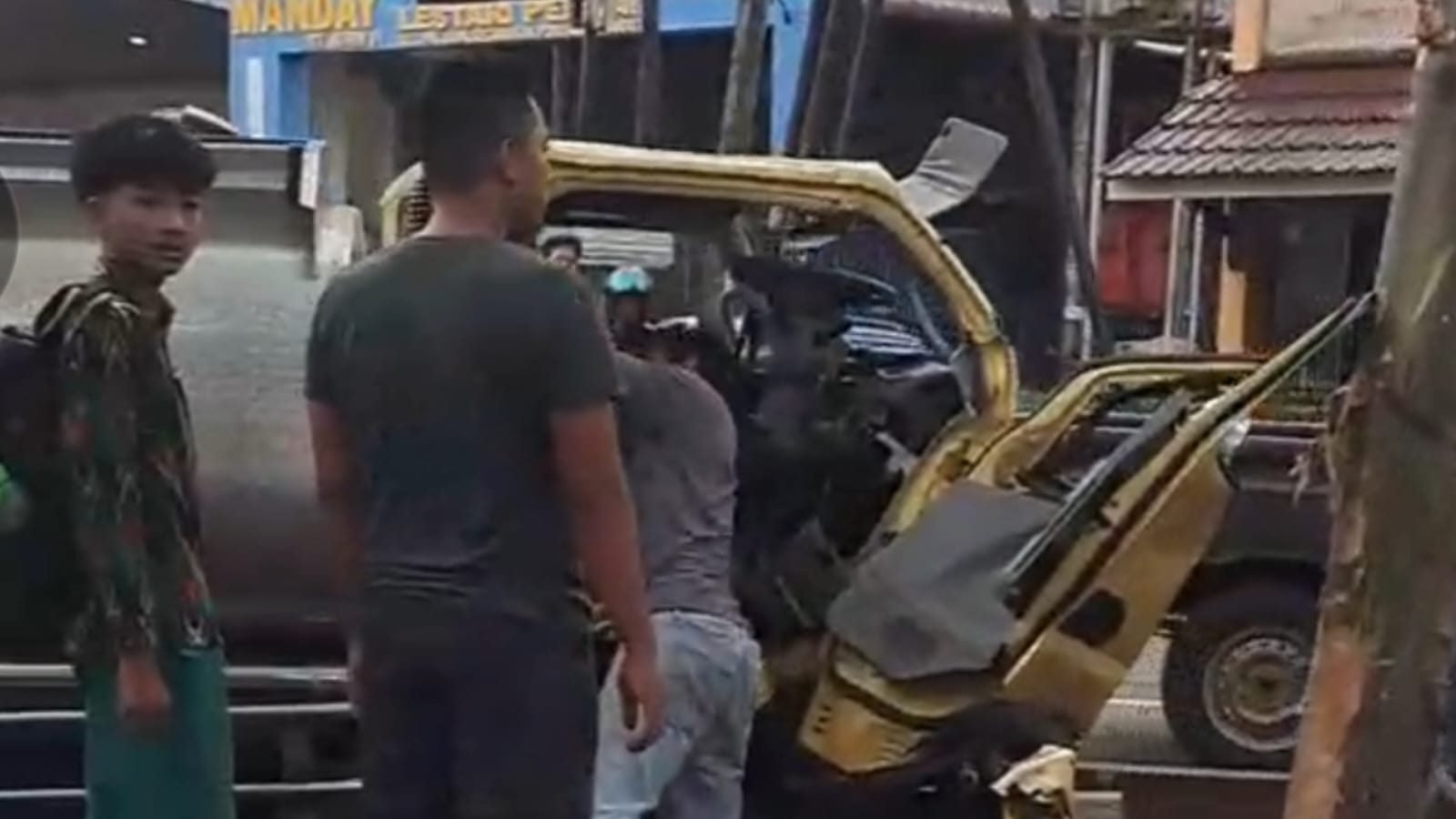 Sebuah truk tangki menabrak tiang listrik di kawasan Pal 5, Pontianak Barat, Kamis pagi (8/5/2025), sopir selamat meski sempat terjebak dalam kendaraan.