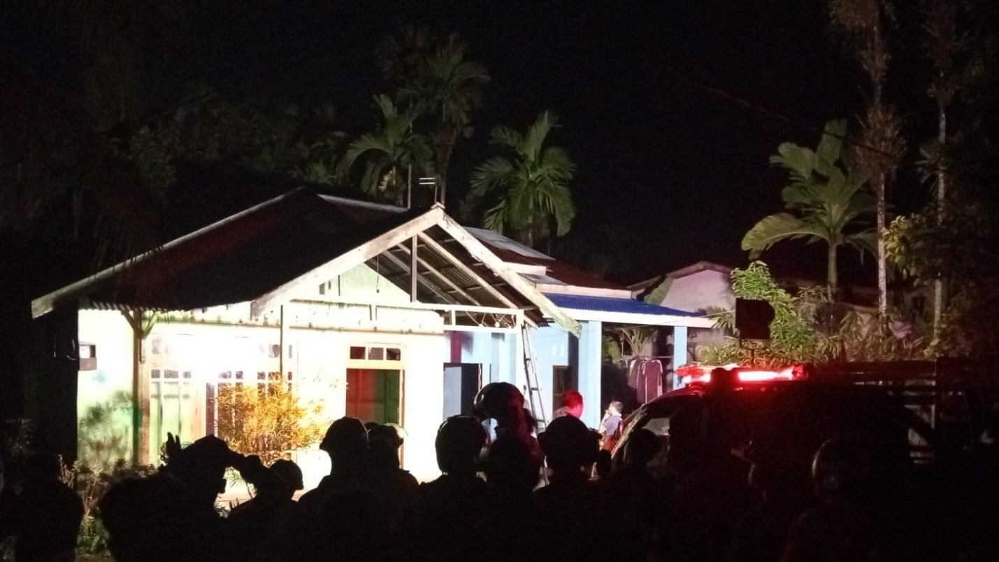 Tiga unit pemadam kebakaran dikerahkan ke lokasi untuk memadamkan api yang cepat menjalar karena bangunan rumah terbuat dari kayu. Foto: HO/Faktakalbar.id