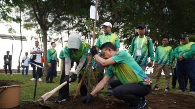 Wali Kota Pontianak Edi Rusdi Kamtono menanam bibit pohon Ketapang Kencana di Taman Surabaya dalam rangkaian Munas VII APEKSI. Foto: PRKPM/Faktakalbar.id