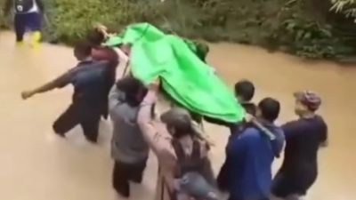 Foto: Warga Sungkung 3, Bengkayang, menandu pasien melewati jalan rusak menuju fasilitas kesehatan karena akses yang masih terbatas. Dok. Ist.