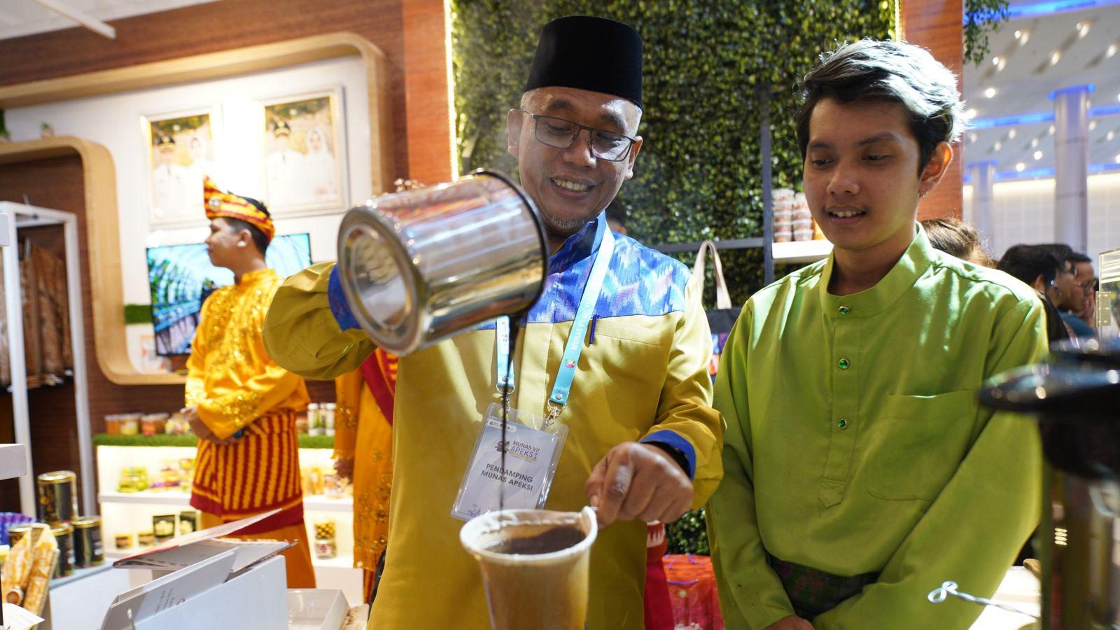 Sekretaris Daerah Kota Pontianak Amirullah meracik kopi sendiri di Stand Kota Pontianak pada Indonesia City Expo 2025 di Surabaya. Foto: PRKPM/Faktakalbar.id