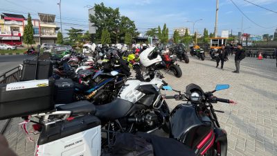 Rombongan komunitas Just for Fun Bigbike X MBC Pontianak bersiap memulai touring menuju Kuching, Sarawak untuk menghadiri event motor internasional SIBG 2025, Jumat (9/5/2025). Touring ini juga melibatkan komunitas dari Sanggau dan mendapat sambutan khusus dari KBRI di Serawak. Dok. Mirza/Faktakalbar.id