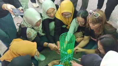 Foto: Salah satu lomba permainan rakyat pada HUT Sintang yaitu lomba mengeluarkan bola dari keranjang, (9/5/2025). Dok. Istimewa.