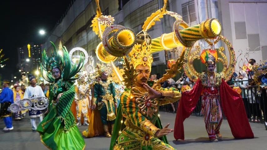 Kota Pontianak berparade pada Karnaval Budaya 'Light Culture Parade' di Surabaya. Foto: PRKPM/Faktakalbar.id