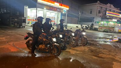 Petugas Polres Kubu Raya saat melakukan patroli malam di kawasan rawan guna mencegah aksi premanisme dan menjaga keamanan lingkungan. Foto: HO/Faktakalbar.id