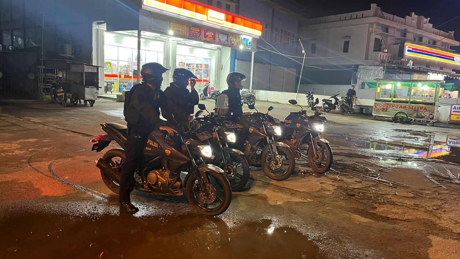 Petugas Polres Kubu Raya saat melakukan patroli malam di kawasan rawan guna mencegah aksi premanisme dan menjaga keamanan lingkungan. Foto: HO/Faktakalbar.id