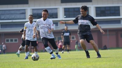 Wali Kota Pontianak Edi Rusdi Kamtono unjuk kebolehannya saat bertanding dalam laga persahabatan antar wali kota di APEKSI Surabaya. Foto: PRKPM/Faktakalbar.id