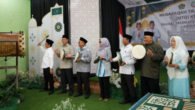 Wakil Wali Kota Pontianak Bahasan menabuh beduk menandai dimulainya MTQ ke-33 Tingkat Kecamatan Pontianak Barat. Foto: PRKPM/Faktakalbar.id