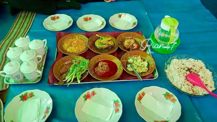 Hidangan tradisional dalam Saprahan, tradisi makan bersama khas masyarakat Melayu Sambas yang sarat makna kebersamaan dan nilai keislaman. (Ist)