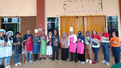 Para peserta lomba memasak nasi goreng foto bersama usai mengikuti perlombaan dalam rangka memeriahkan Hari Jadi ke-663 Kota Sintang. Kegiatan ini diikuti delapan Kepala OPD di lingkungan Pemkab Sintang. (Ist)
