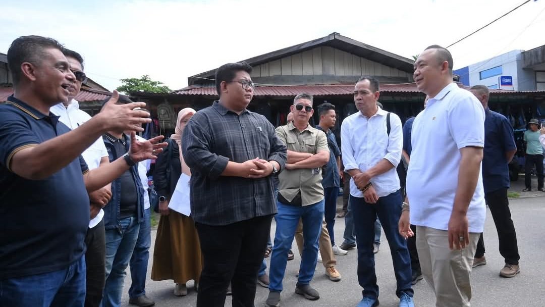 Bupati Ketapang, Alexander Wilyo saat meninjau kondisi Pasar Baru yang akan direvitalisasi untuk meningkatkan daya saing dan menarik minat pengunjung. Foto: HO/Faktakalbar.id