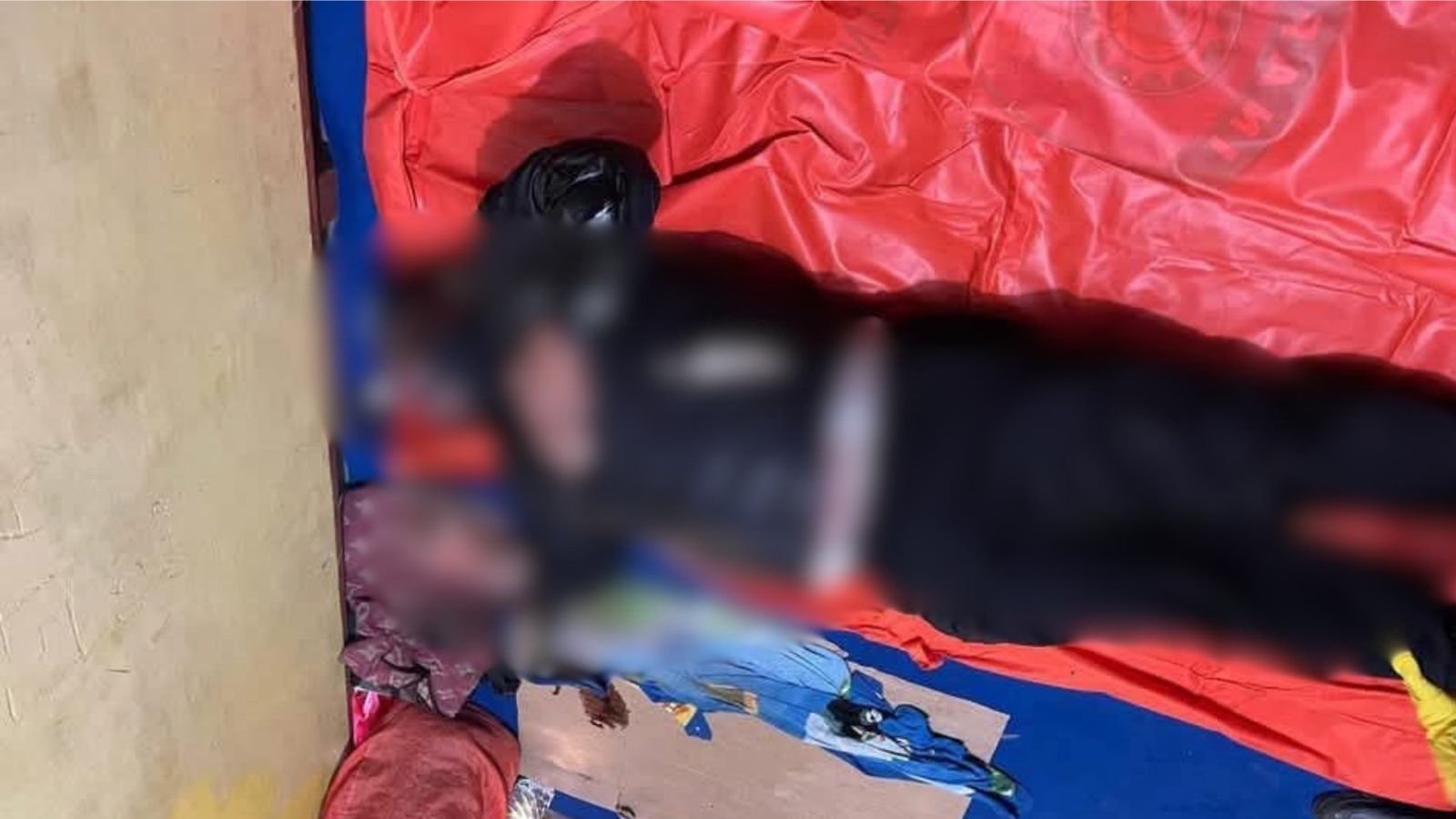 Penemuan jenazah pria berinisial HD di teras Kantor KONI Sintang, Senin (12/5/2025) malam. Foto: HO/Faktakalbar.id