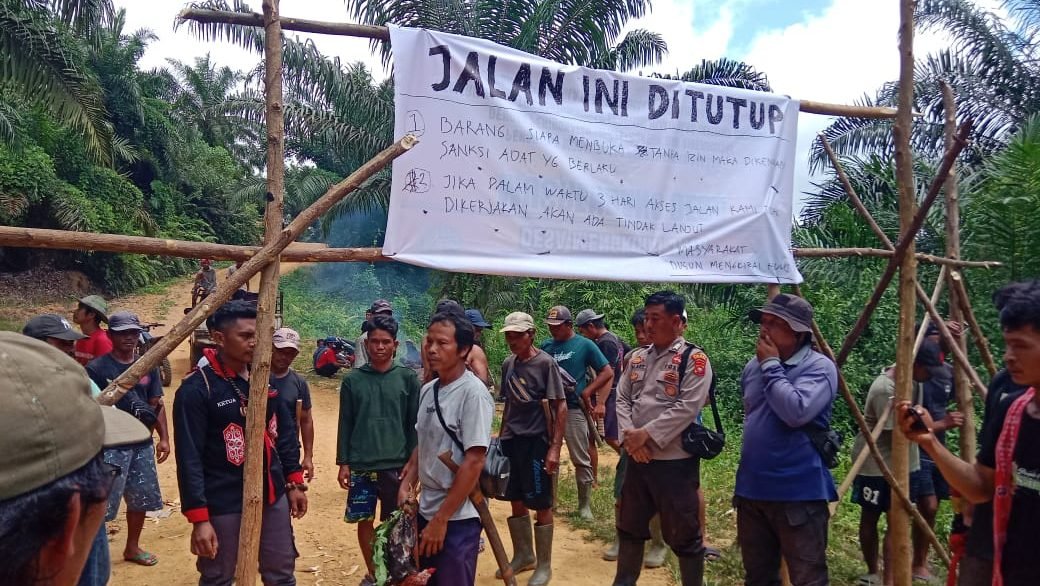 Warga Dusun Mengkirai Hulu saat memblokir jalan utama menuju kebun sawit PT BSL sebagai bentuk protes atas kerusakan jalan yang tak kunjung diperbaiki. Foto: HO/Faktakalbar.id