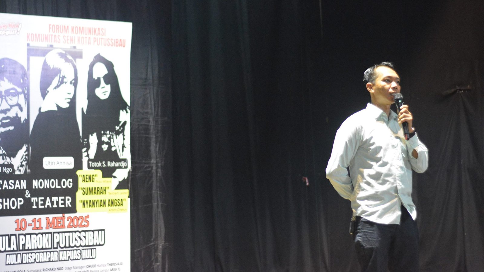 Ketua Komisi C DPRD Kapuas Hulu, Hambali, saat membuka secara resmi pementasan teater monolog HARDIKNAS 2025. Foto: HO/Faktakalbar.id