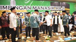 Wakil Wali Kota Pontianak Bahasan memberikan ucapan selamat kepada jemaah calon haji asal Kota Pontianak yang akan mengikuti bimbingan manasik haji. Foto: PRKPM/Faktakalbar.id