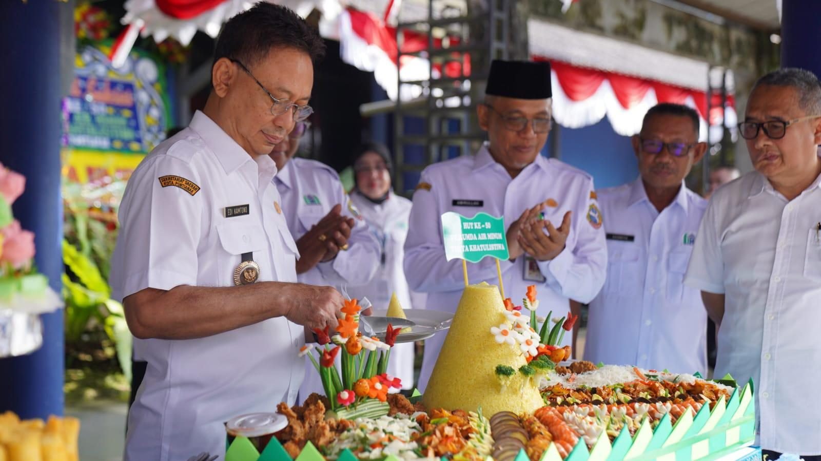 Wali Kota Pontianak Edi Rusdi Kamtono memotong tumpeng saat menghadiri syukuran ulang tahun ke-50 PDAM Tirta Khatulistiwa. Foto: PRKPM/Faktakalbar.id