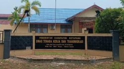 Kantor Disnaker Ketapang, tempat pengawasan terhadap dugaan pelanggaran hak buruh oleh PT Aditya Agroindo sedang diproses. Foto: HO/Faktakalbar.id