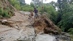 Kondisi jalan yang tertutup material usai peristiwa tanah longsor terjadi di Kabupaten Mamasa, Provinsi Sulawesi Barat, Selasa (13/5). Sumber foto : BPBD Kabupaten Mamasa