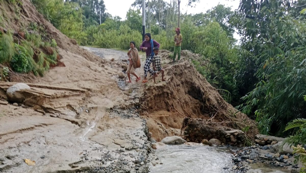 Kondisi jalan yang tertutup material usai peristiwa tanah longsor terjadi di Kabupaten Mamasa, Provinsi Sulawesi Barat, Selasa (13/5). Sumber foto : BPBD Kabupaten Mamasa
