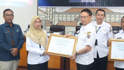 Penyerahan Piagam Pencanangan Kelurahan Cinta Statistik. Foto: HO/Faktakalbar.id