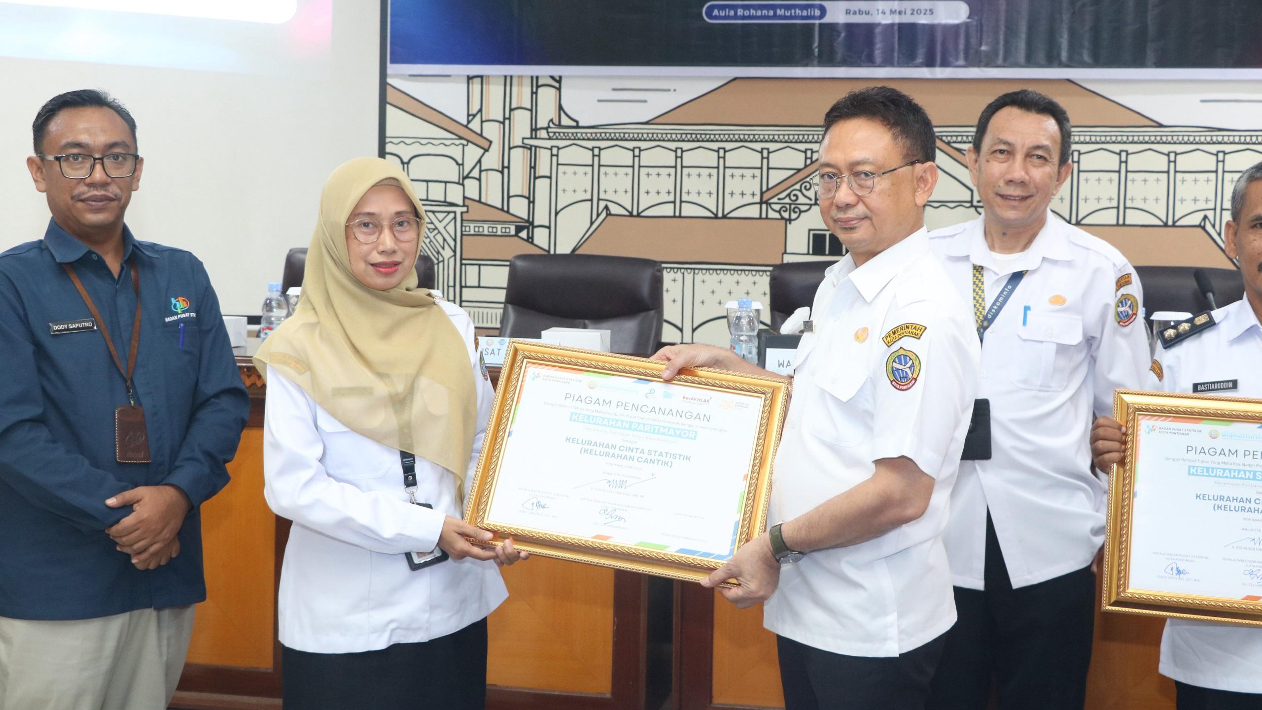 Penyerahan Piagam Pencanangan Kelurahan Cinta Statistik. Foto: HO/Faktakalbar.id