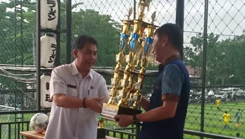 Penyerahan Piala dari Disporapar Kota Pontianak kepada Ketua PHRI Kalbar untuk diperebutkan sebagai tanda dimulainya Mini Soccer PHRI Kalbar Cup 2025. Foto: Rudi/Faktakalbar.id
