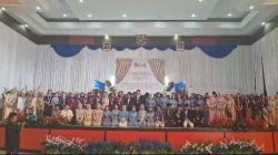 Para siswa SMA Negeri 3 Sanggau tampil dalam balutan kebaya dan busana formal saat prosesi kelulusan di gedung sewaan. Foto: HO/Faktakalbar.id