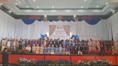 Para siswa SMA Negeri 3 Sanggau tampil dalam balutan kebaya dan busana formal saat prosesi kelulusan di gedung sewaan. Foto: HO/Faktakalbar.id