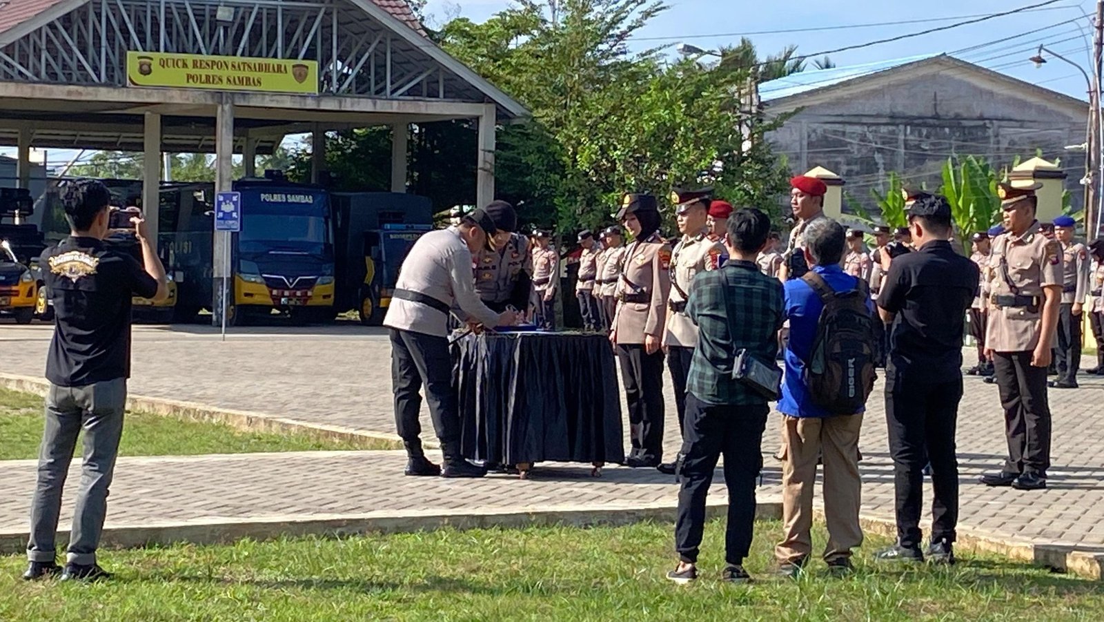 Foto: Penandatanganan serah terima jabatan Kapolres Sambas AKBP Wahyu Jati Wibowo bersama 8 anggota personelnya, Rabu (14/5/2025). Dok. DNS/Faktakalbar.id