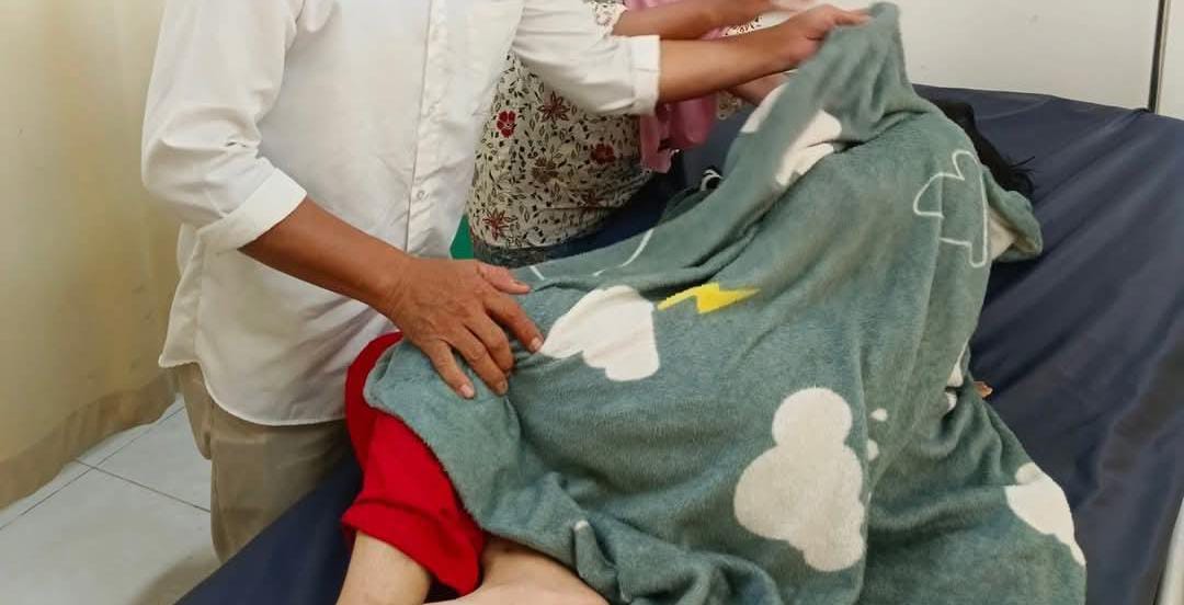 Anak (13) korban Perundungan dengan kekerasan di Sambas dilarikan ke RSUD, Rabu (14/5/2025). (dok.ist)
