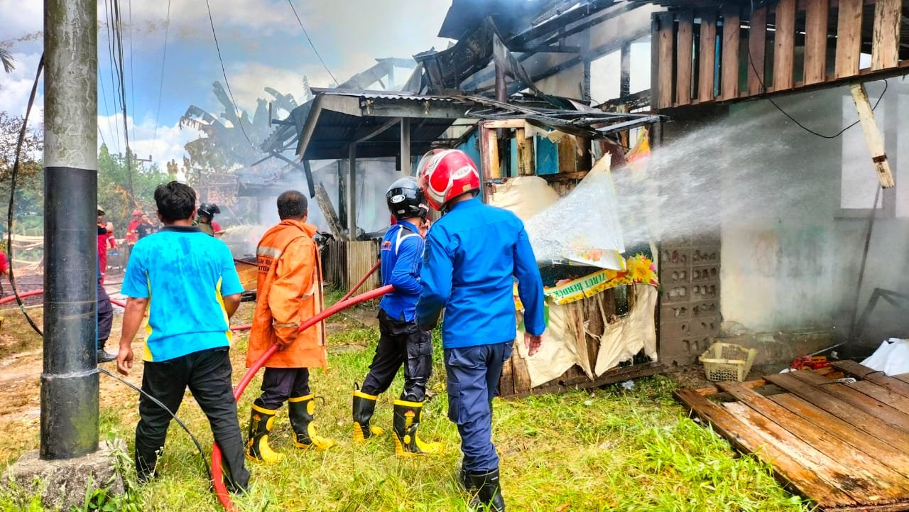 Petugas pemadam kebakaran berjibaku memadamkan api yang melalap rumah mes Dinas Kehutanan Kalbar di Sanggau, Kamis (15/5). Foto: HO/Faktakalbar.id