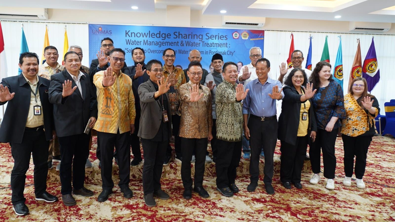 Wali Kota Pontianak Edi Rusdi Kamtono menyampaikan paparan dalam forum Knowledge Sharing Series dengan tema 'Water Management and Water Treatment' di Universitas Panca Bhakti. Foto: PRKPM/Faktakalbar.id