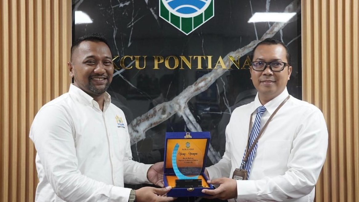 Kepala Cabang Utama Bank Kalbar Pontianak, Edy Kusnadi (tengah) berfoto bersama Ketua Umum Muhammad Naufal dan para Wakil Ketua Umum Kadin Kota Pontianak pada Senin (5/5/2025). Faktakalbar.id