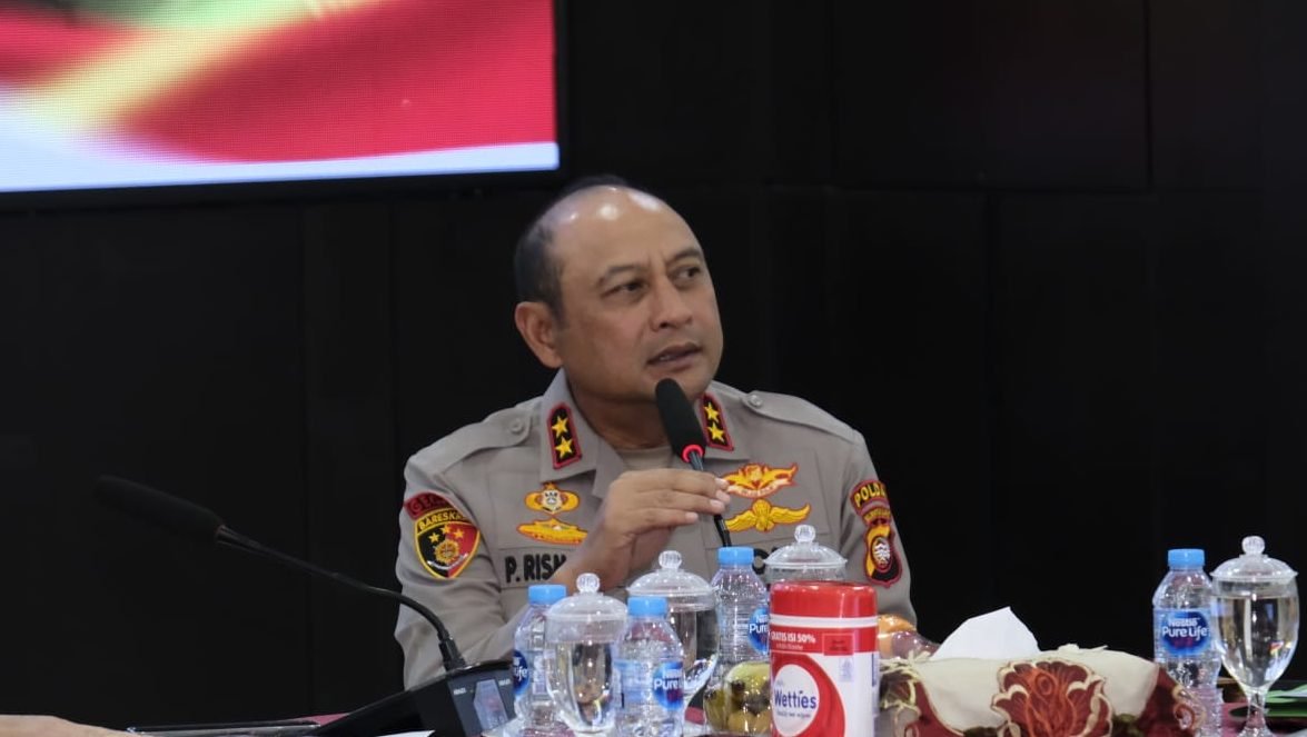 Kapolda Kalimantan Barat Irjen Pol Pipit Rismanto memberikan pemaparan dalam rapat koordinasi bersama Forkopimda dan tokoh masyarakat guna memperkuat sinergi pengamanan wilayah di Kalbar, Kamis (15/5/2025). Faktakalbar.id