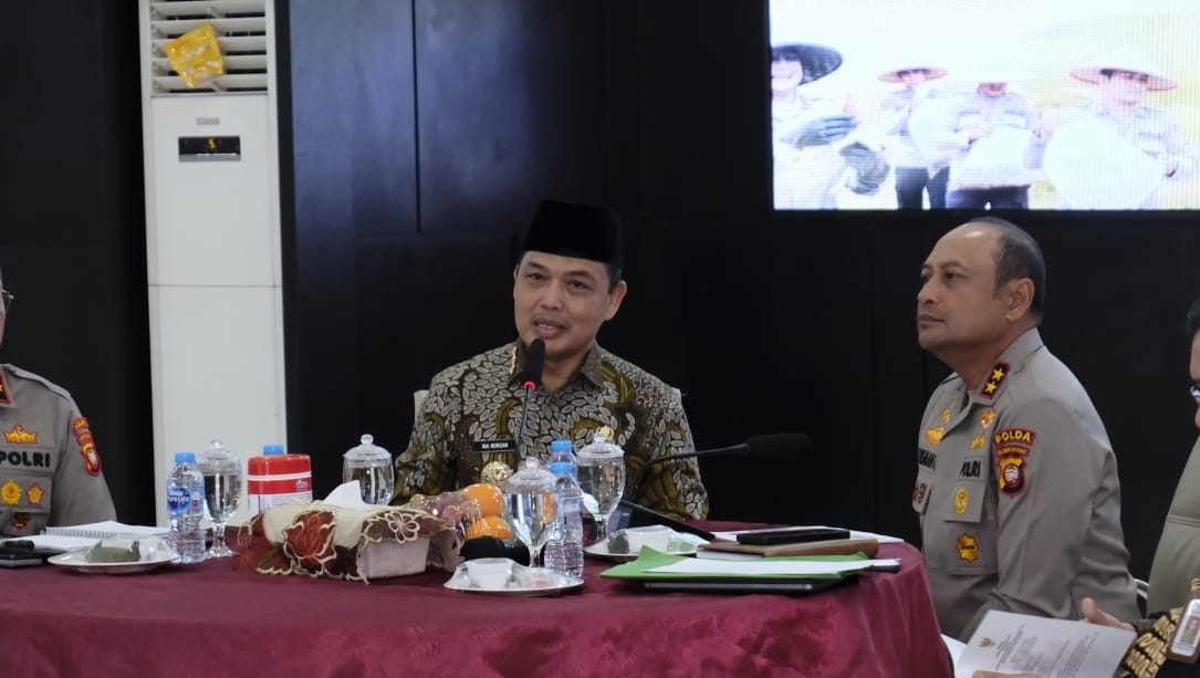 Gubernur Kalimantan Barat Ria Norsan bersama Kapolda dan tokoh masyarakat berdiskusi dalam rapat koordinasi strategis yang digelar di Pontianak, membahas isu kamtibmas dan peran kolaboratif lintas sektor, Kamis (15/5/2025). Faktakalbar.id